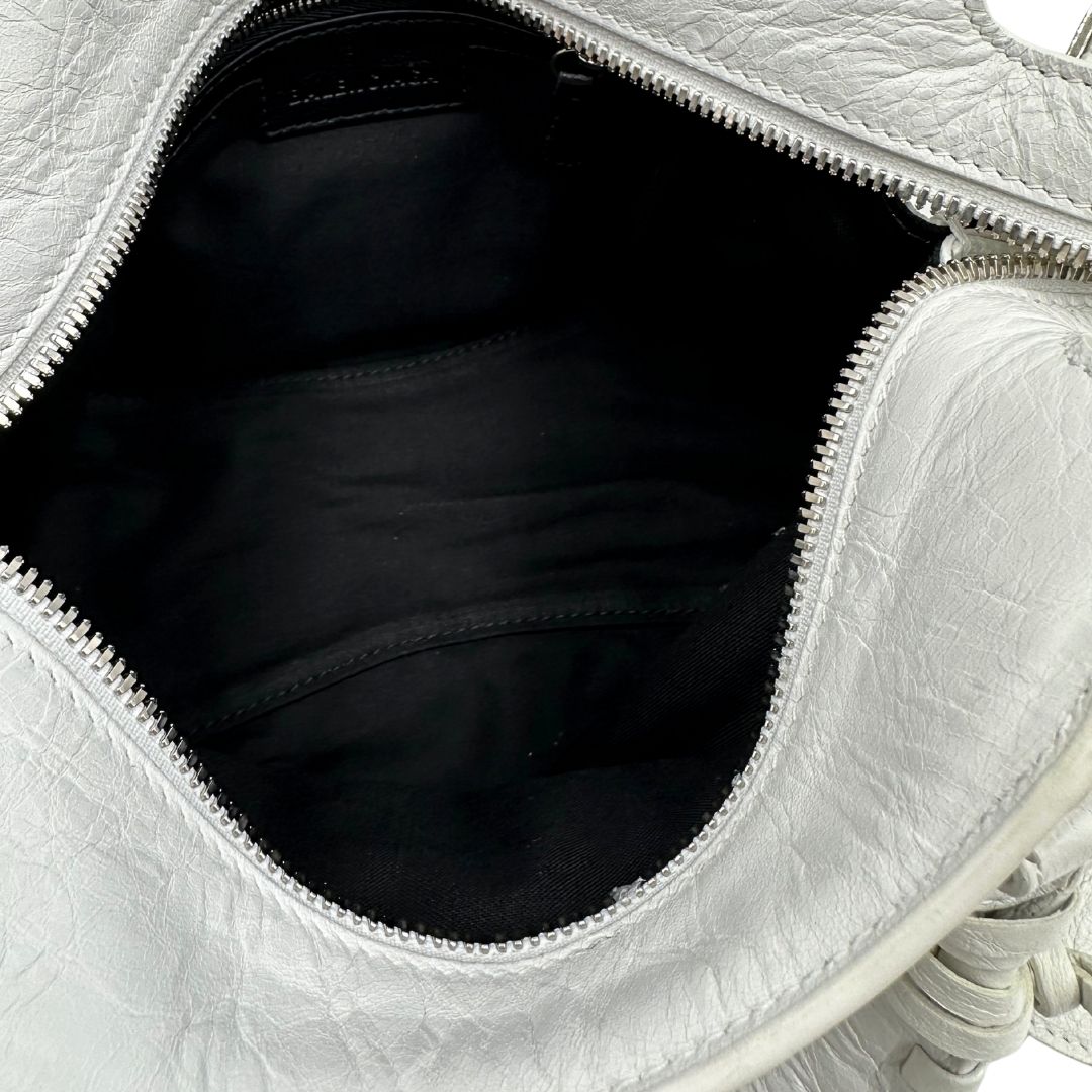 interno Borsa Balenciaga in pelle crinkled bianca con parti metalliche argentate; munita di doppi manici stondati e una tracolla regolabile. Completa di dustbag, di lusso, originale, ottime condizioni.