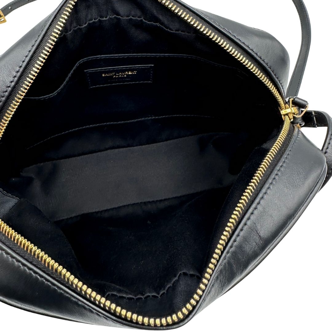 interno Tracolla Saint Laurent in pelle nera trapuntata con parti metalliche dorate; impreziosita da logo Cassandre sul front. Indossabile a tracolla. Completa di dustbag, di lusso, originale, ottime condizioni.