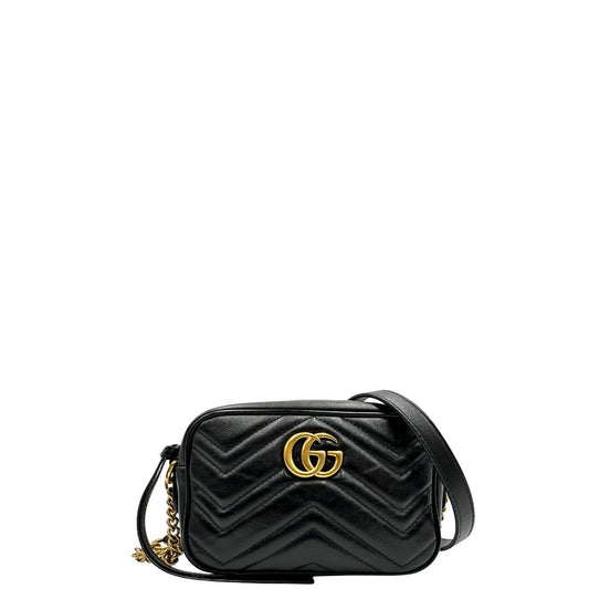 front Borsa Gucci Marmont Mini Camera Bag in pelle nera con trama chevron e parti metalliche dorate. Munita di una tracolla fissa e rifinita con doppie G in metallo sul front, di lusso, originale, ottime condizioni.