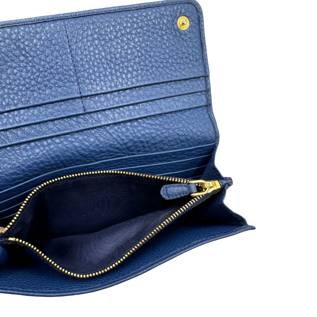 interno Portafoglio Prada in pelle blu martellata con parti metalliche dorate. Completo di dustbag, di lusso, originale, ottime condizioni, usata.