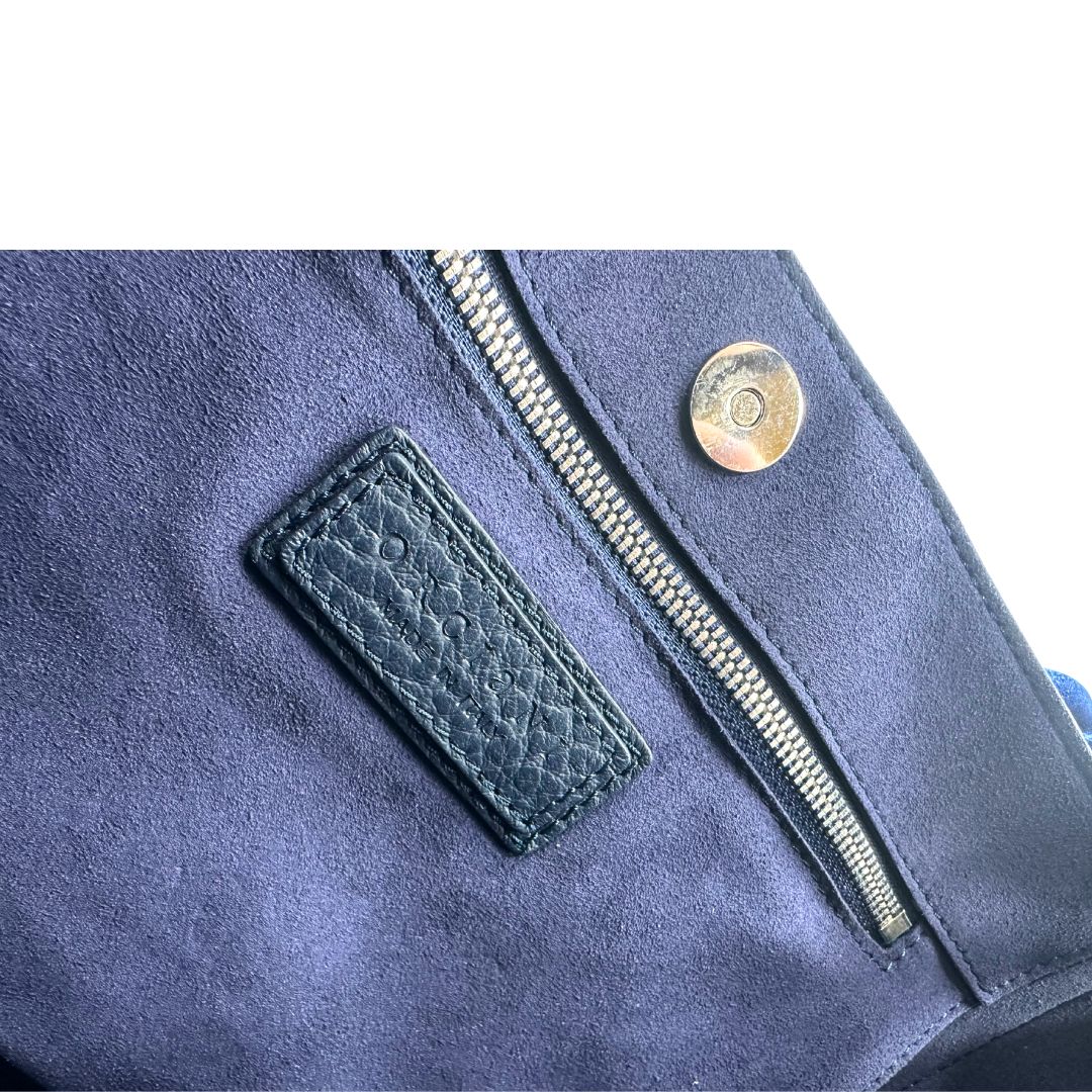 interno Borsa Orciani in pelle blu martellata con parti metalliche argentate finiture in velluto blu e bordeaux sulla tracolla e sulla patta; indossabile a tracolla e a mano, di lusso, originale, ottime condizioni, usata.