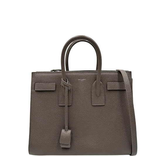 front Borsa Saint Laurent in pelle martellata grigia con parti metalliche argentate; munita di doppi manici stondati e una tracolla amovibile. Impreziosita da un lucchetto decorativo, di lusso, originale, ottime condizioni.