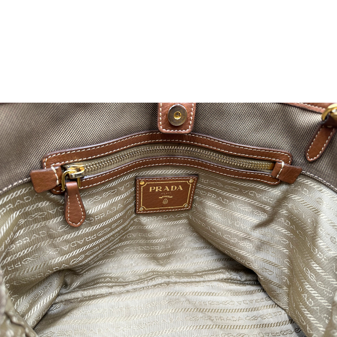 interno Borsa Prada in tessuto Jacquard, finiture in pelle marroni e parti metalliche dorate; munita di doppi manici e una tracolla amovibile e regolabile. Completa di dustbag, di lusso, originale, ottime condizioni.