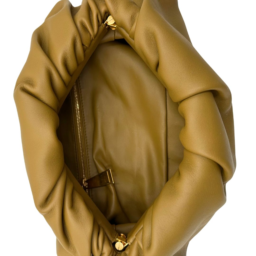 interno Borsa Bottega Veneta in pelle verde oliva con parti metalliche dorate; munita di una tracolla regolabile impreziosita da una fibbia a triangolo. Completa di dustbag, di lusso, originale, ottime condizioni.