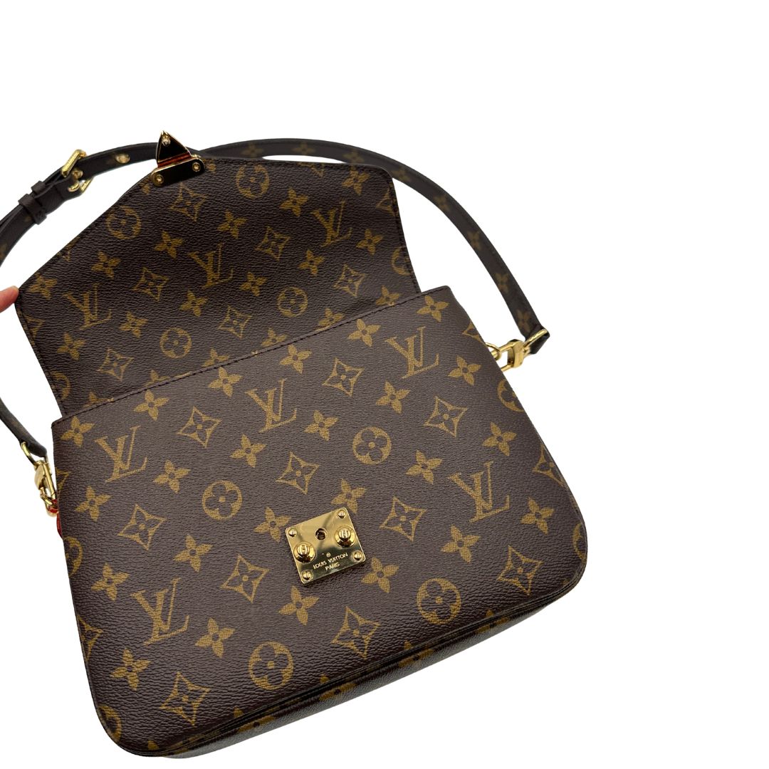 interno Borsa Louis Vuitton Métis in canvas marrone monogram con dettagli in vacchetta naturale e parti metalliche dorate. Munita di un manico singolo e una tracolla regolabile e amovibile. Dotata di scatola e dustbag, di lusso, originale, ottime condizioni.