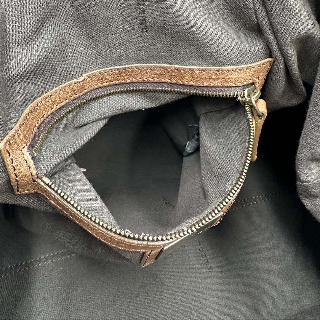 interno Borsa Fendi effetto pelo con trama animalier, finiture in pelle marroni e parti metalliche argento anticato; munita di un manico regolabile. Completa di dustbag, di lusso, originale, usata.