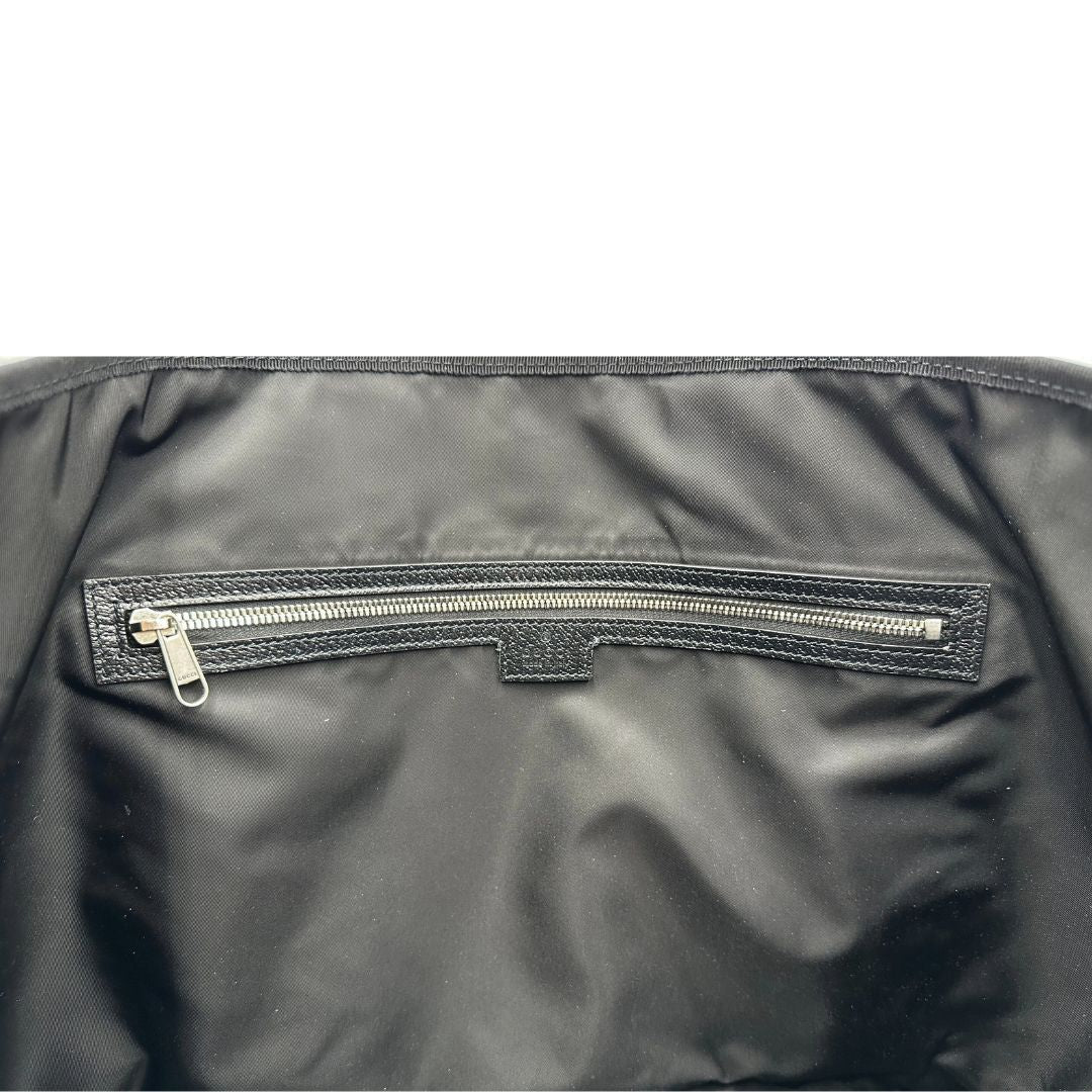 interno Borsa Gucci in nylon GG nero con finiture in pelle tono su tono e parti metalliche argentate; munita di doppi manici in tessuto, indossabile a spalla, di lusso, originale, ottime condizioni8, usata