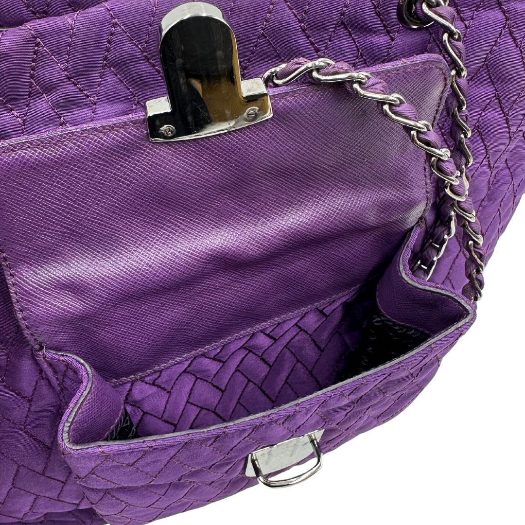 interno Borsa Prada in nylon viola con finiture in pelle tono su tono e parti metalliche argentate; munita di doppi manici in catena e pelle intrecciati e una tracolla amovibile e regolabile. Completa di dustbag, di lusso, originale, ottime condizioni, usata, originale.