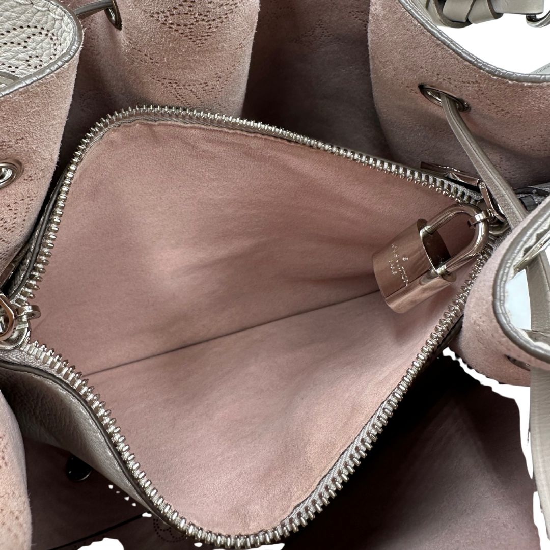 interno Borsa Louis Vuitton in pelle Mahina color grigio Galet con perforature a motivo monogram e parti metalliche argentate, munita di un manico intrecciato e una tracolla amovibile e regolabile; impreziosita da portachiavi e porta address. Completa di corredo, chiavi e lucchetto, di lusso, originale, usata.