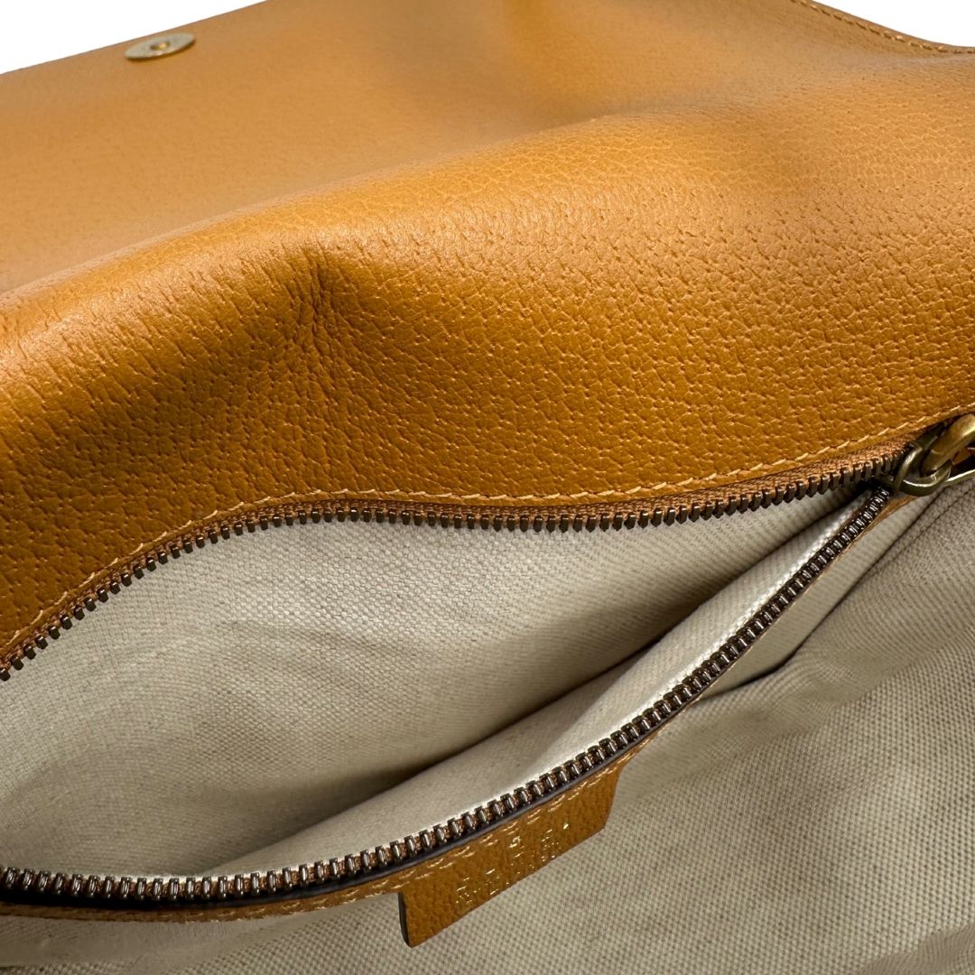 interno Borsa Gucci in canvas GG mini marrone con finiture in pelle tono su tono e parti metalliche dorate; stampa di topolino sul canvas, munita di una tracolla regolabile. Completa di dustbag, di lusso, eccellenti condizioni, usata.