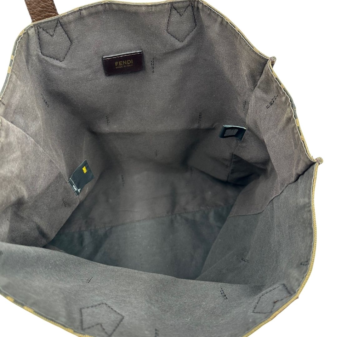 Borsa Fendi in tessuto color tabacco trama Zucca; munita di doppi manici in pelle marrone, da portare a mano, di lusso, originale, ottime condizioni.