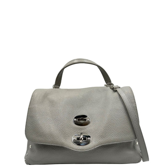 Front di una borsa Zanellato in pelle martellata grigio chiaro, parti con metalliche argentate; munita di un manico singolo, tracolla amovibile e regolabile. Completa di dustbag.