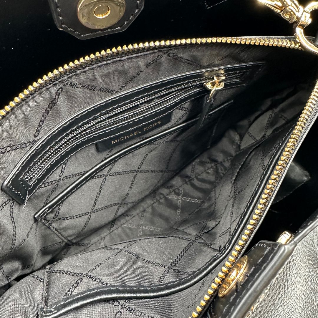 interno Borsa Michael Kors in pelle nera con parti metalliche dorate; munita di doppi manici e una tracolla amovibile e regolabile, di lusso, originale, ottime condizioni.