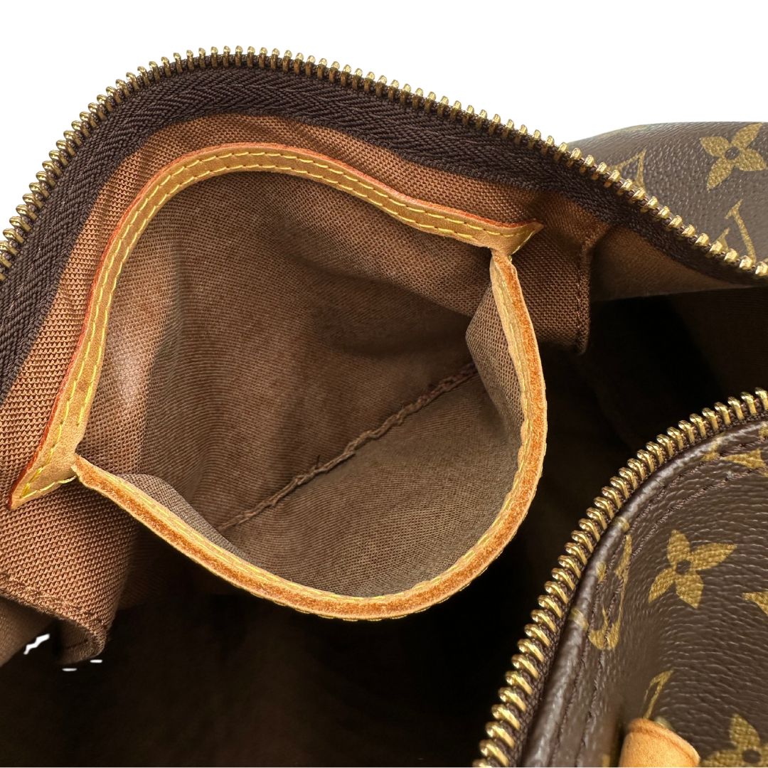 interno taschino Borsa Louis Vuitton in canvas monogram marrone con parti metalliche dorate; munita di doppi manici stondati, da portare a mano. Completa di dustbag, lucchetto e chiavi, di lusso, usato, ottime condizioni.