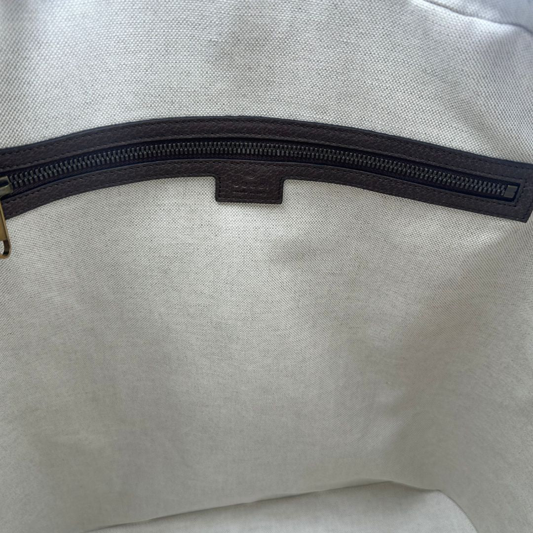 interno Borsone Gucci in canvas beige GG con finiture in pelle marroni e parti metalliche color oro anticato; impreziosito da iconica striscia Web rossa e verde; munito di doppi manici stondati e una tracolla amovibile regolabile in tessuto. Completo di dustbag, lucchetto e chiavi, di lusso, originale, ottime condizioni.