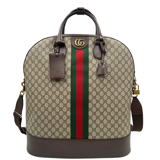 front Borsone Gucci in canvas beige GG con finiture in pelle marroni e parti metalliche color oro anticato; impreziosito da iconica striscia Web rossa e verde; munito di doppi manici stondati e una tracolla amovibile regolabile in tessuto. Completo di dustbag, lucchetto e chiavi, di lusso, originale, ottime condizioni.