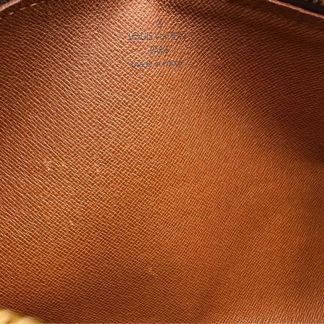 interno Borsa L.V. in canvas marrone monogram con finiture in vacchetta naturale e parti metalliche dorate; munita di doppi manici, indossabile a spalla, di lusso, originale, ottime condizioni, usata.