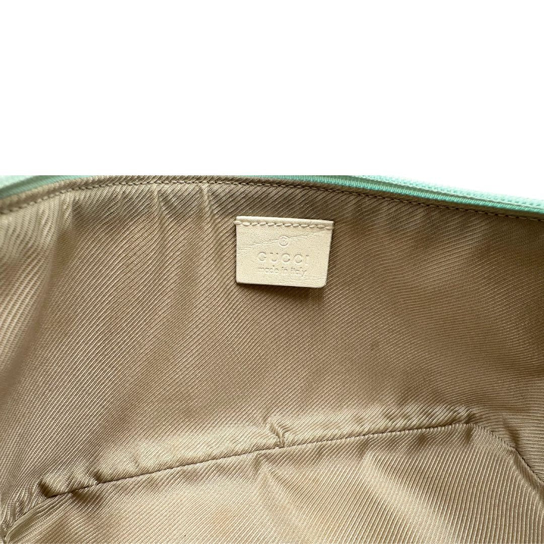 interno Borsa Gucci in tessuto celeste GG con finiture in pelle bianche e parti metalliche dorate, munita di un manico singolo, di lusso, originale, ottime condizioni.