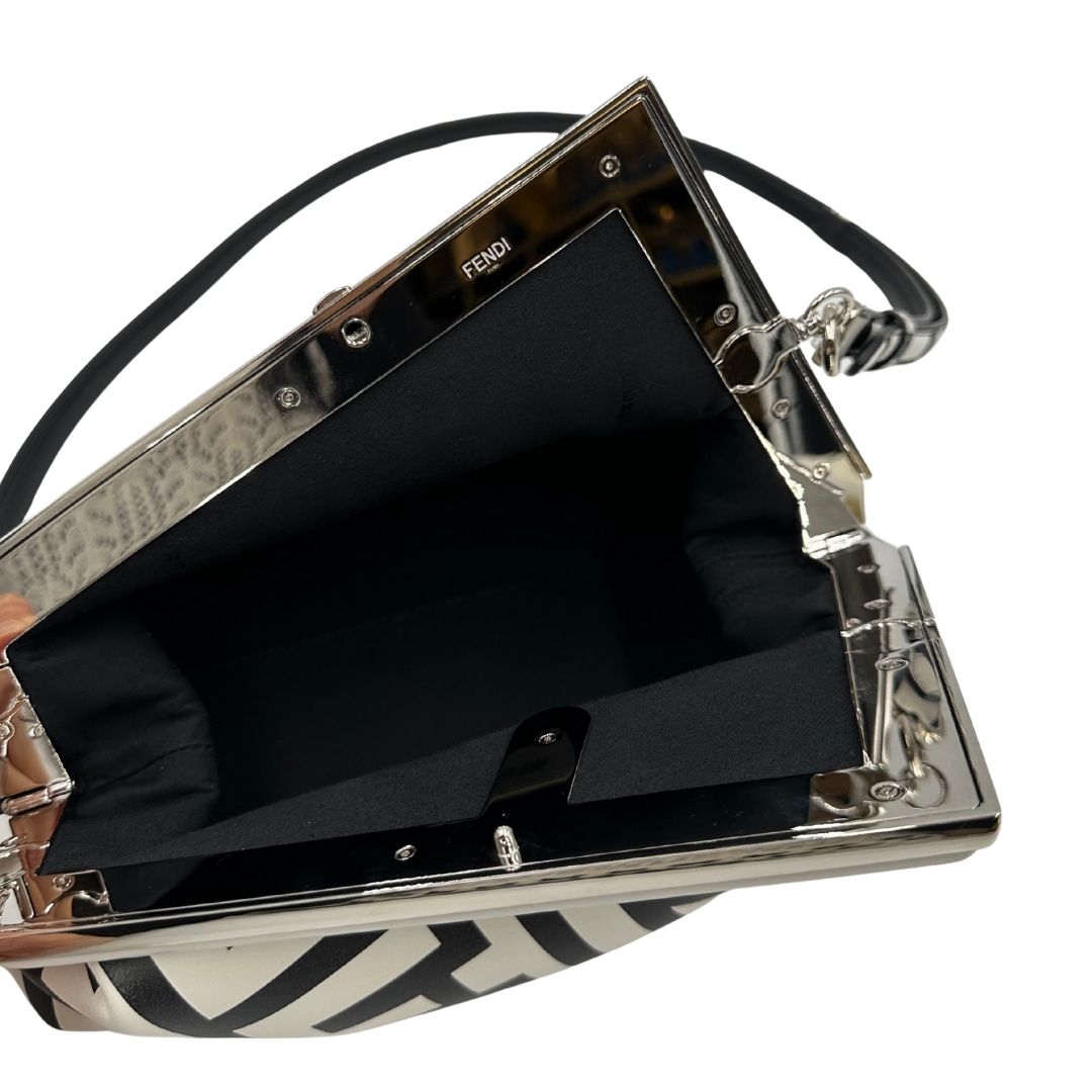 interno Borsa Fendi x Marc Jacobs in pelle bianca e nera logata e parti metalliche argentate; munita di una tracolla regolabile e amovibile. Completa di dustbag, di lusso, originale, ottime condizioni, usata.
