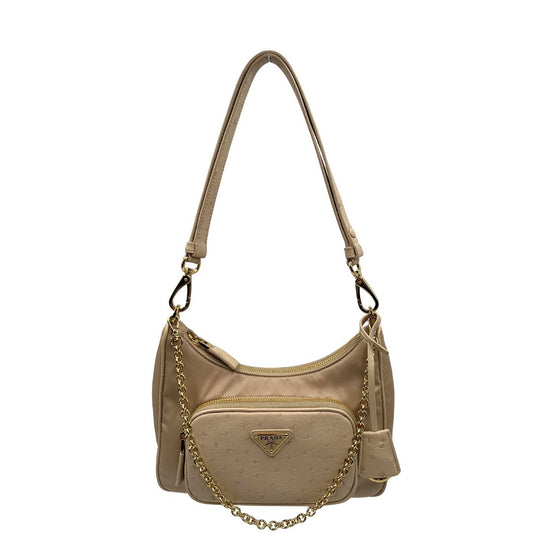 front Borsa Prada in nylon beige con finiture in pelle tono su tono con trama struzzo e parti metalliche dorate; munita di doppi manici, uno in catena e uno in pelle, entrambe amovibili, di lusso, originale, ottime condizioni.