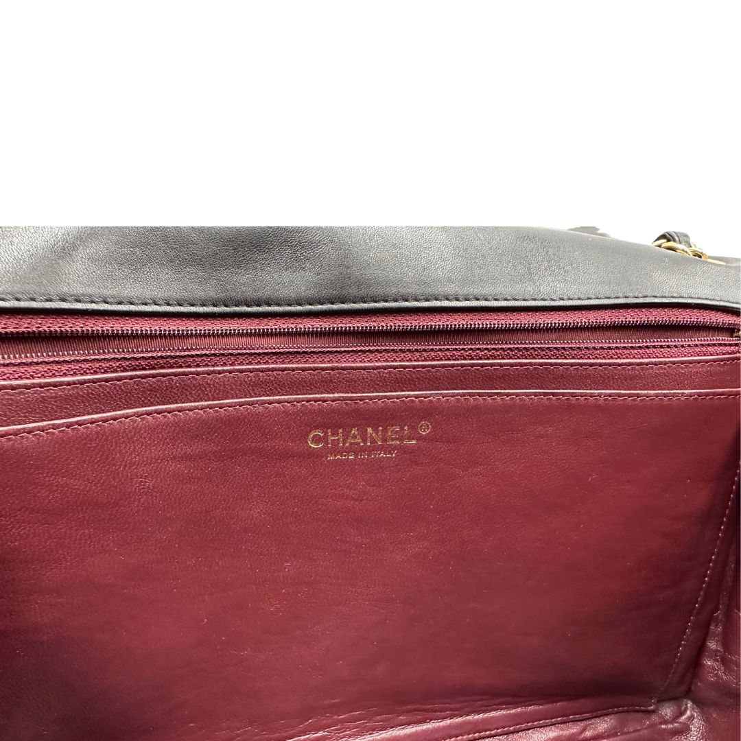 interno Borsa Chanel in pelle matelassé nera con tracolla scorrevole in catena e pelle intrecciate, con parti metalliche dorate. Indossabile a spalla oppure a tracolla, di lusso, originale, ottime condizioni, usata.