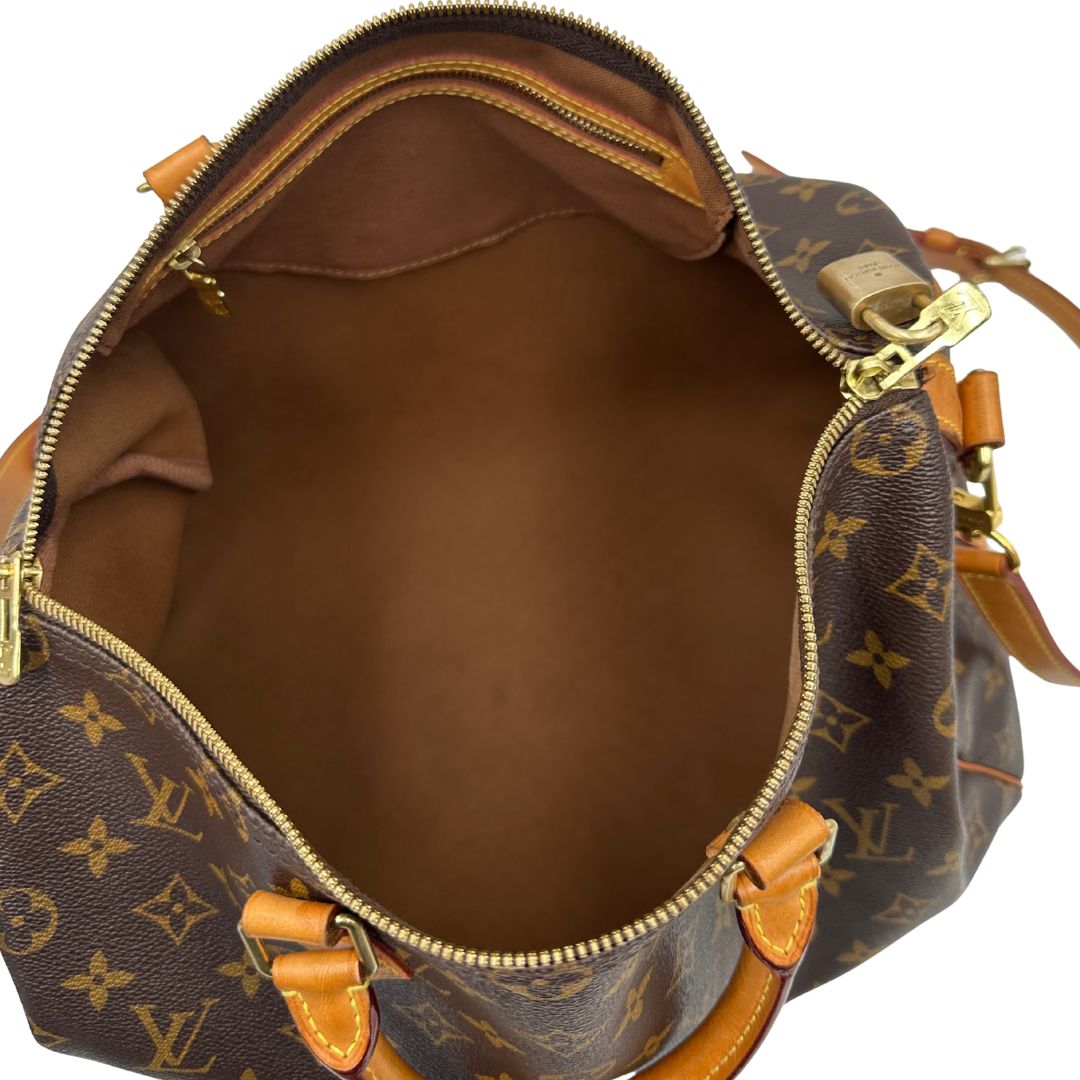 interno Borsa Speedy 35 in canvas marrone monogram con finiture in vacchetta naturale e parti metalliche dorate; munita di doppi manici stondati e una tracolla amovibile e regolabile. Completa di lucchetto e dustbag, di lusso, originale, ottime condizioni.