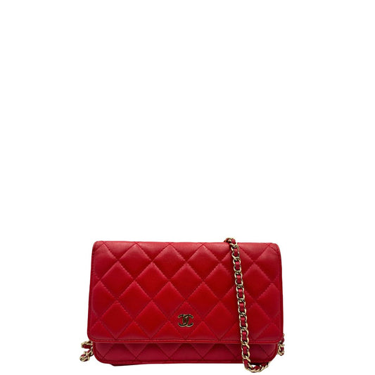 front Borsa Chanel in pelle rossa con parti metalliche dorate; impreziosita da logo CC sul front e munita di una tracolla in catena e pelle. Completa di scatola, di lusso, originale, ottime condizioni, usata.