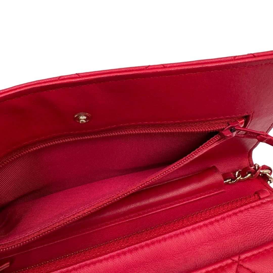 interno Borsa Chanel in pelle rossa con parti metalliche dorate; impreziosita da logo CC sul front e munita di una tracolla in catena e pelle. Completa di scatola, di lusso, originale, ottime condizioni, usata.