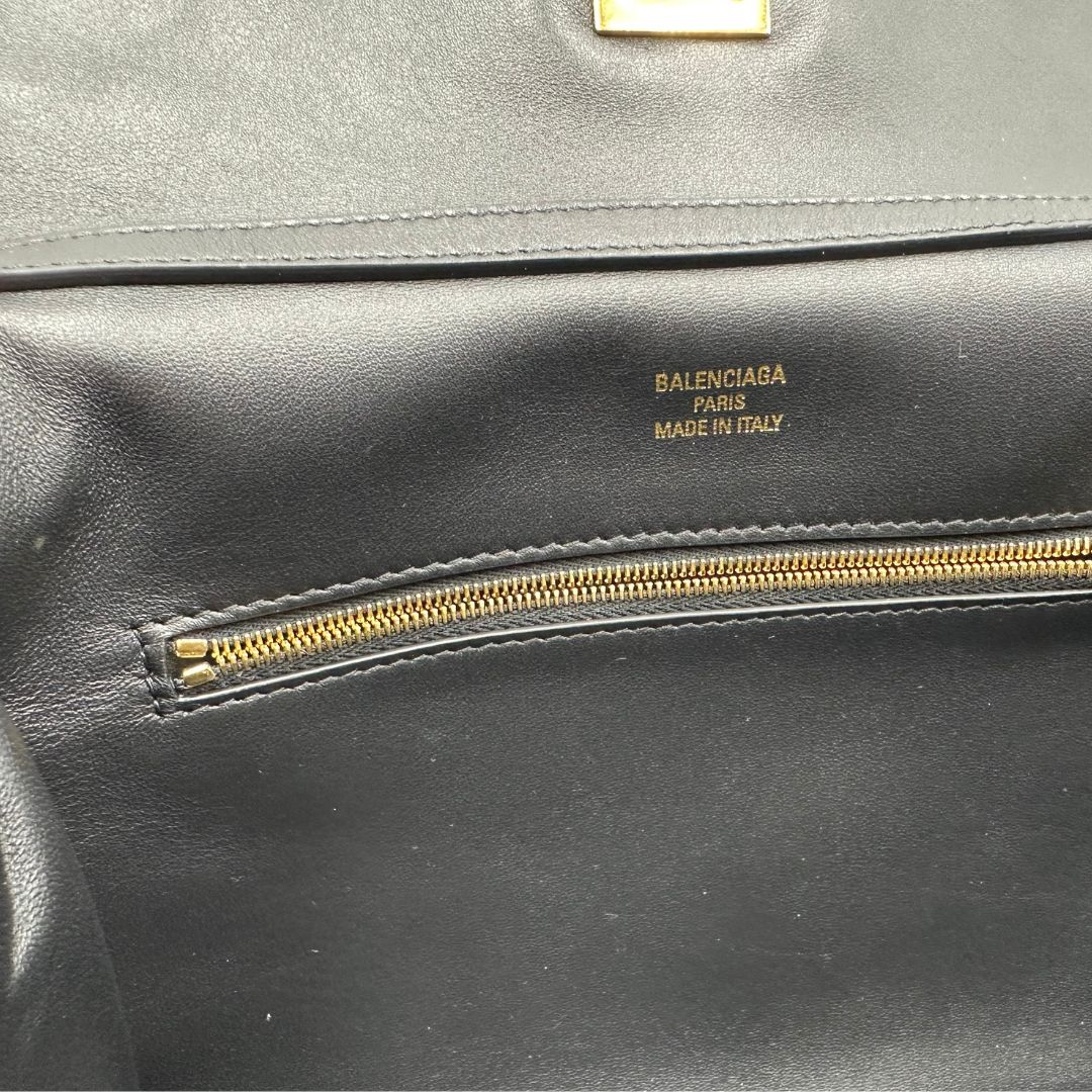 interno Borsa Balenciaga in pelle nera con parti metalliche dorate; munita di un manico singolo, una tracolla amovibile e una clochette portachiavi. Completa di dustbagm, di lusso, originale, ottime condizioni, usata.