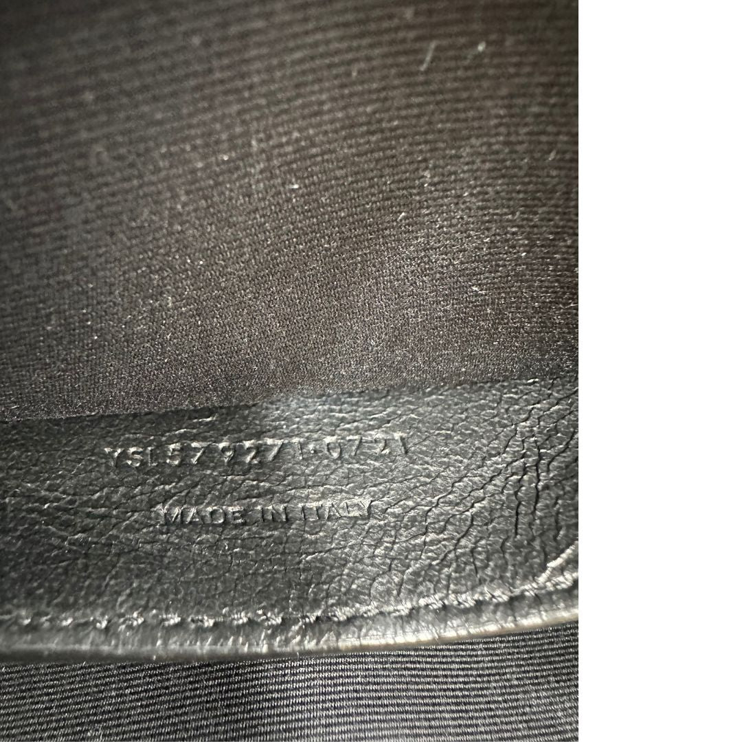 Codice di una Borsa Saint Laurent in pelle nera in trama cocco con parti metalliche dorate. Munita di una tracolla regolabile con fibbia. Originale, usata, di lusso, in ottime condizioni.
