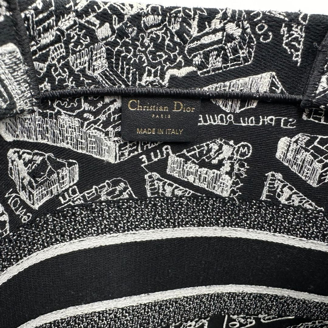 interno Borsa Christian Dior in tessuto ricamata con il motivo Plan de Paris nero e bianco; munita di doppi manici, indossabile a spalla e a mano. Completa di dustbag, di lusso, originale, ottime condizioni.