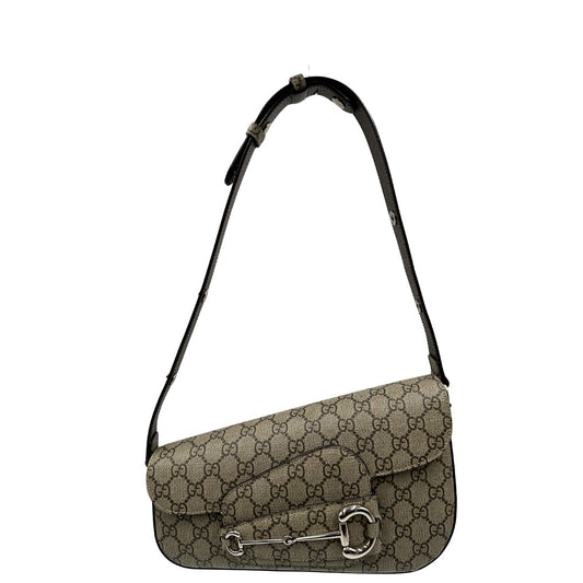 front Borsa Gucci in canvas GG tortora con parti metalliche argentate; munita di un manico singolo leggermente allungabile; impreziosita da dettaglio Horsebit sulla chiusura e finiture in pelle marroni. Completa di dustbag, di lusso, originale, eccellenti condizioni, usata.