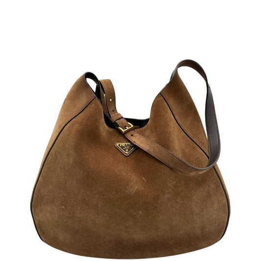 front Borsa Prada in pelle scamosciata marrone con parti metalliche dorate; munita di un manico singolo regolabile; indossabile a spalla o a tracolla. Completa di dustbag, di lusso, originale, ottime condizioni, usata.