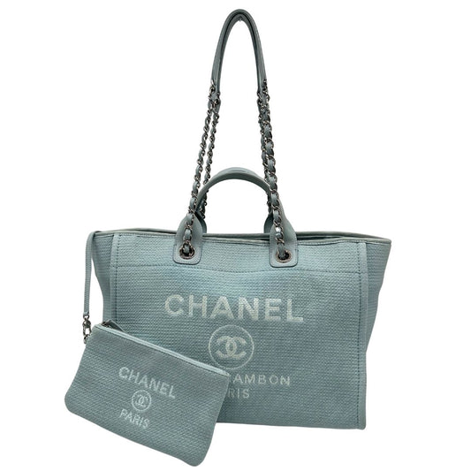 front Borsa Chanel in tessuto azzurro con parti metalliche argentate; munita di una pochette estraibile e amovibile, doppi manici per portarla a mano e doppi manici in catena e pelle per portarla a spalla. Completa di dustbag, di lusso, originale, usata.