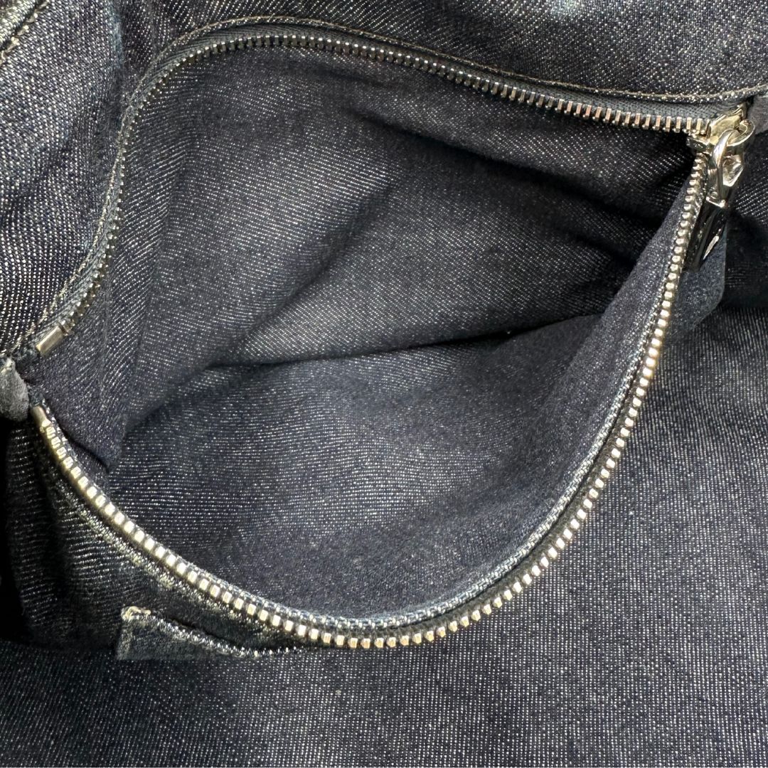 interno interno Borsa Prada in denim blu rifinita con borchie metalliche argentate; munita di una tracolla in tessuto regolabile e amovibile e doppi manici; indossabile a mano o a tracolla. Completa di dustbag, di lusso, originale, buone condizioni.