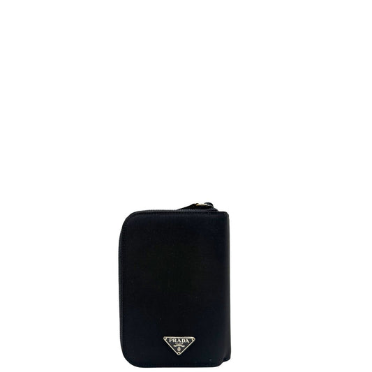 Front di un Porta agenda Prada in tessuto nylon nero e finiture in pelle, con parti metalliche argentate; organizzato con portacarte, portapenne e pratico raccoglitore ad anelli per i fogli. Originale, usato, di lusso, in condizioni eccellenti.