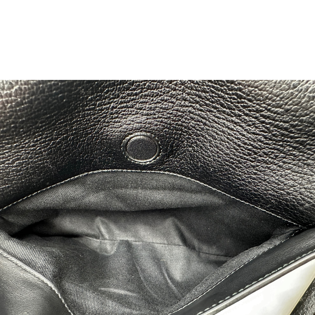 interno della Borsa Salvatore Ferragamo in pelle nera con parti metalliche dorate e multicolor; munita di un manico in catena con spallaccio in pelle e una tracolla amovibile. Completa di dustbag, di lusso, originale, ottime condizioni, usata.