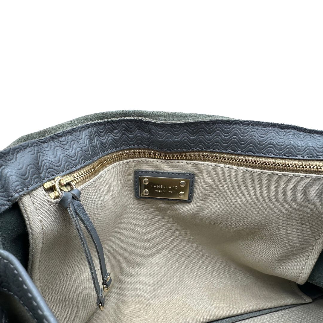 interno Borsa Zanellato in pelle trama blandine grigia con parti metalliche argentate; munita di un manico singolo e una tracolla amovibile e regolabile, di lusso, originale, ottime condizioni, usata.