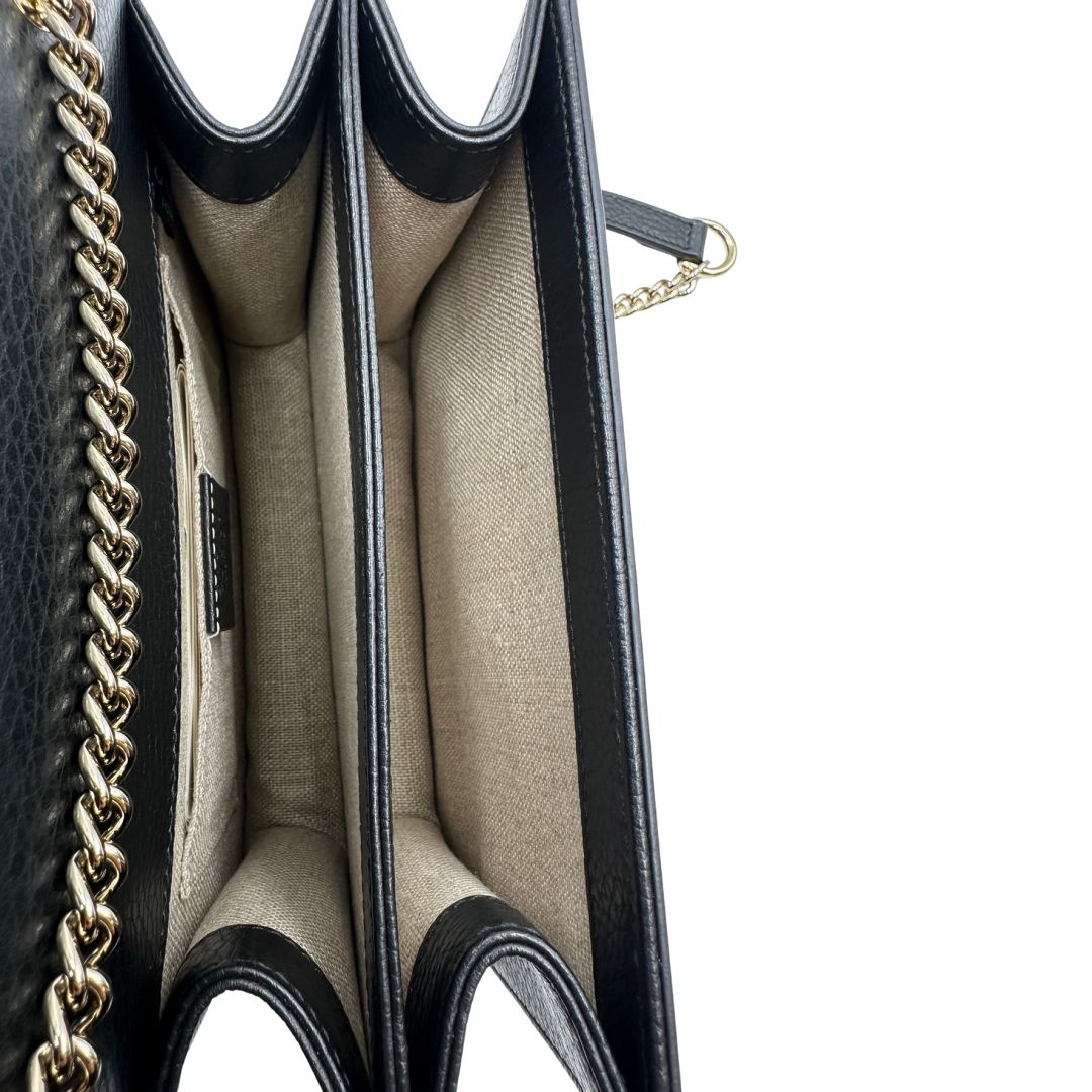 interno Borsa Gucci in pelle martellata con parti metalliche dorate; munita di una tracolla in catena con spallaccio in pelle. Completa di dustbag, di lusso, originale, ottime condizioni, usata.