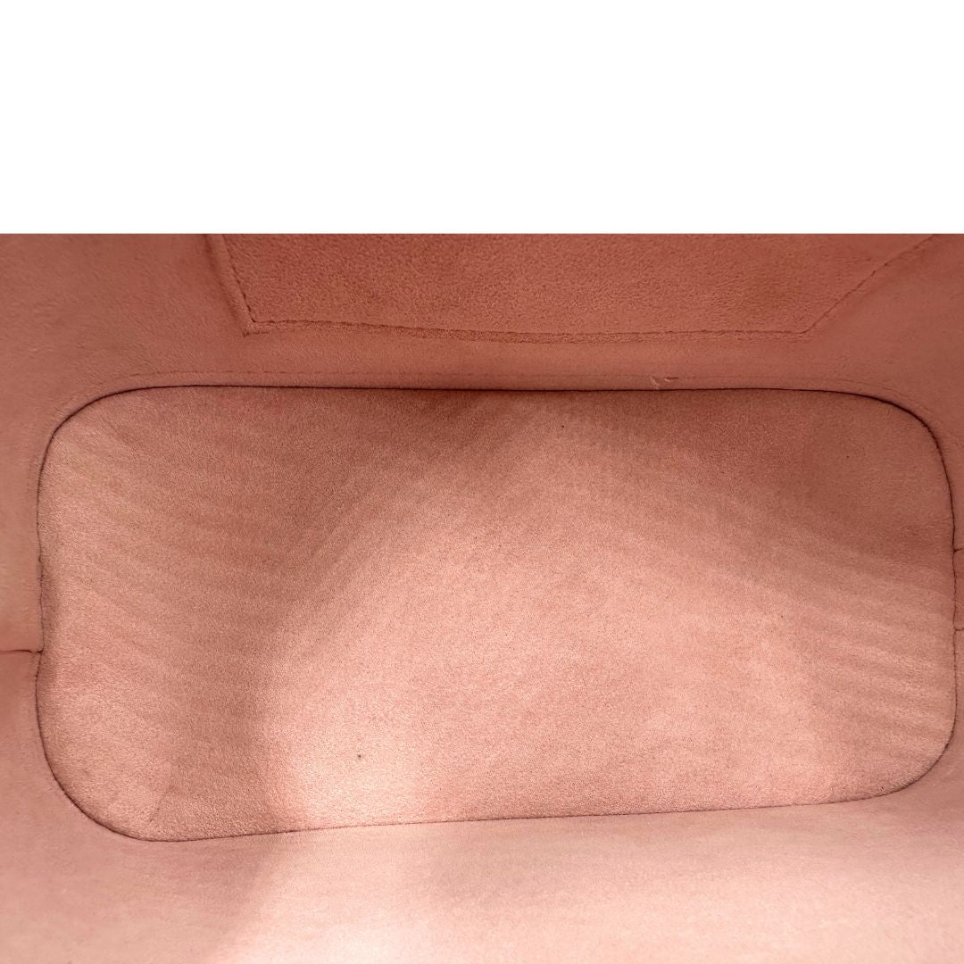 interno Borsa Louis Vuitton Alma BB in pelle epi rosa con parti metalliche argentate. Munita di doppi manici stondati e tracolla amovibile, dotata di clochette porta chiavi. Completa di lucchetto e chiavi, di lusso, originale, ottime condizioni.