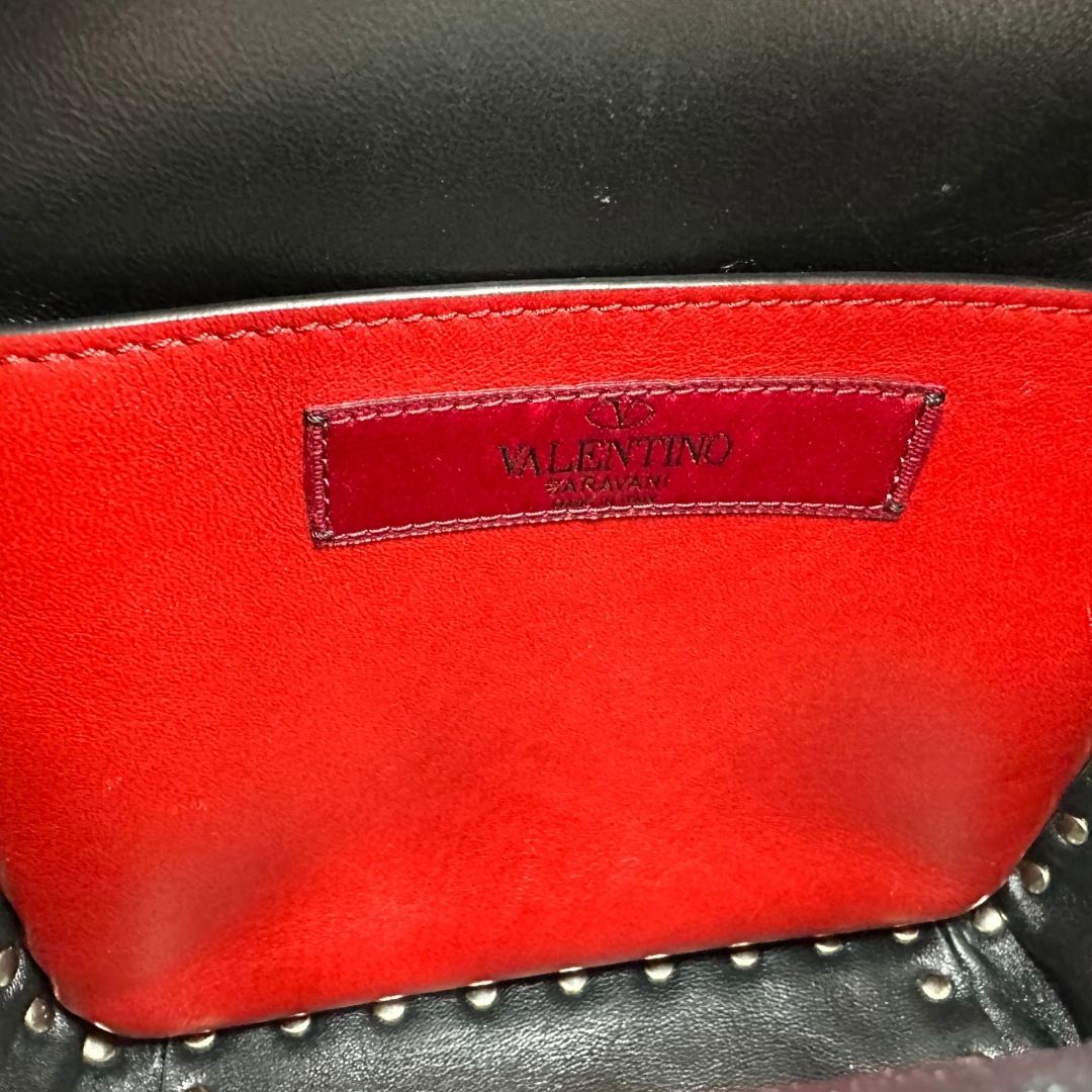 interno dello Zaino Valentino Garavani in pelle nera trapuntata, arricchito da iconiche borchie Rockstud color oro, munito di un manico amovibile e bretelle in pelle regolabili. Completo di dustbag . Originale, usato, di lusso, in ottime condizioni