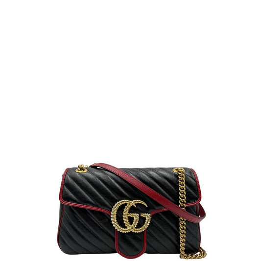 front Borsa Gucci Marmont in pelle matelassè nera con finiture rosse e parti metalliche dorate, impreziosita da doppia G sul front e munita di una tracolla in catena scorrevole. Full set, di lusso, eccellenti condizioni, usata.