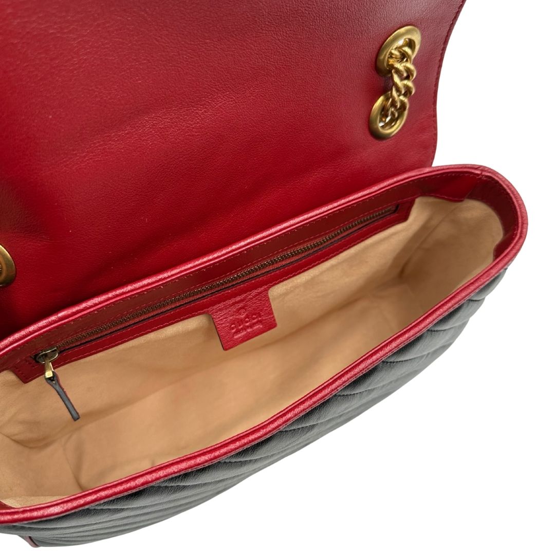 interno Borsa Gucci Marmont in pelle matelassè nera con finiture rosse e parti metalliche dorate, impreziosita da doppia G sul front e munita di una tracolla in catena scorrevole. Full set, di lusso, eccellenti condizioni, usata.