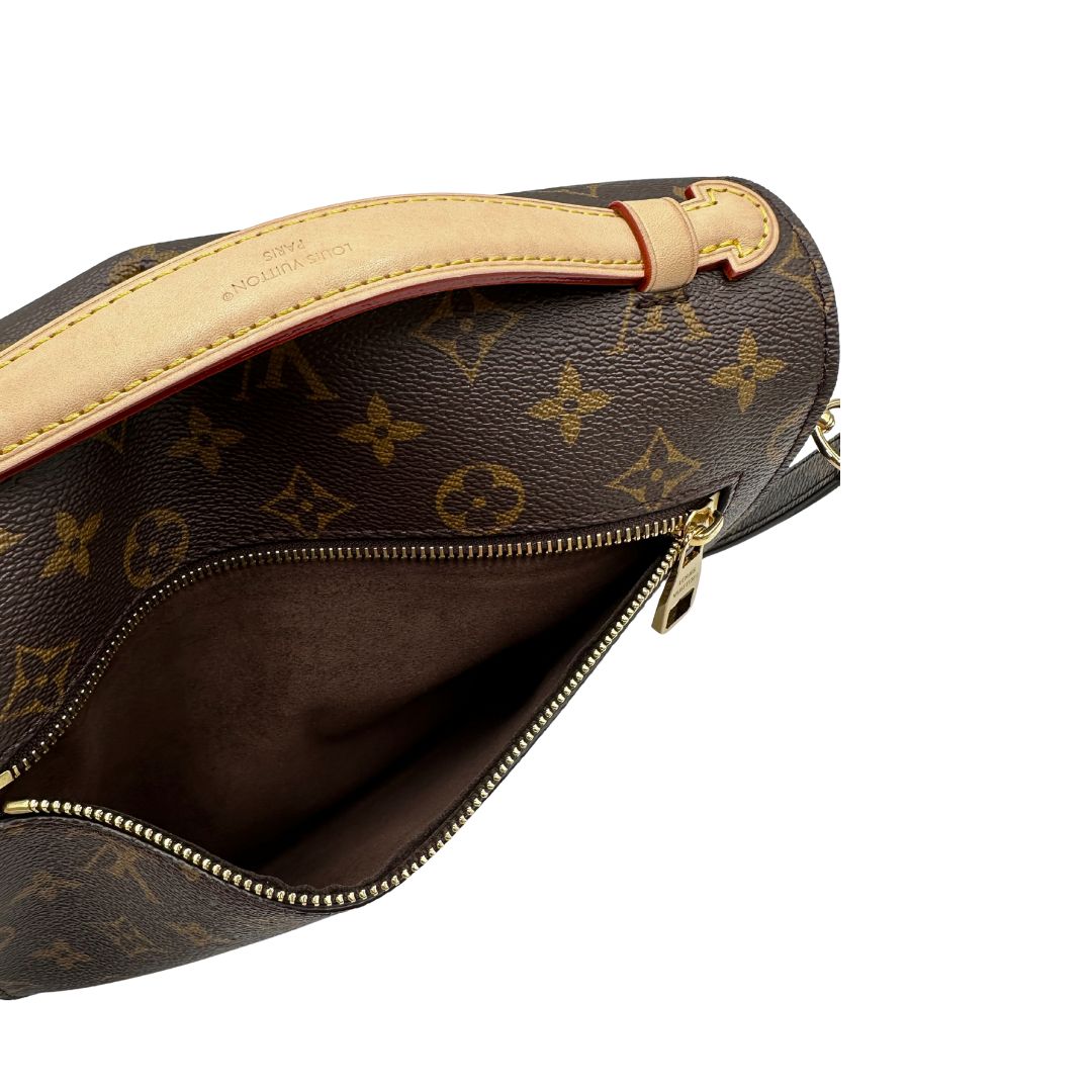 Tasca esterna di una Borsa Louis Vuitton Métis in canvas marrone monogram con dettagli in vacchetta naturale e parti metalliche dorate. Munita di un manico singolo e una tracolla regolabile e amovibile. Dotata di busta, scatola e dustbag. PRESENZA DI NFC .Originale, usata, di lusso, in ottime condizioni.