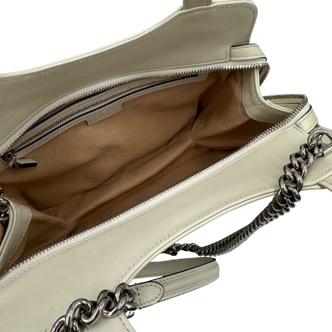 interno Borsa Gucci in pelle bianca con parti metalliche argentate; munita di doppi manici e una tracolla in catena con spallaccio in pelle. Completa di dustbag, di lusso, originale, eccellenti condizioni.