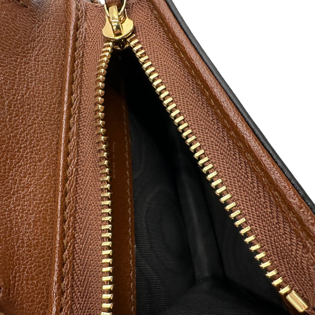 interno Mini marsupio Gucci in canvas GG beige con finiture in pelle nere e marroni e parti metalliche dorate. Completo di dustbag, eccellenti condizioni, usato, originale.
