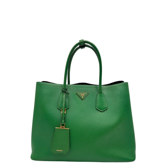 front Borsa Prada in pelle saffiano color verde prato con parti metalliche dorate; munita di doppi manici stondati e di un accessorio porta address, di lusso, originale, ottime condizioni, usata.