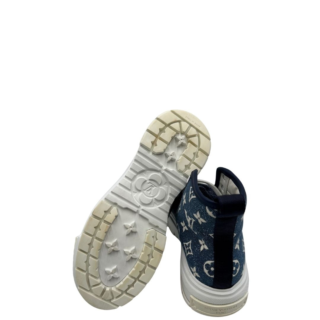 Scarpe Louis Vuitton in pelle bianca e tela blu effetto denim monogrammato. Complete di scatola, di lusso, ottime condizioni, usate.