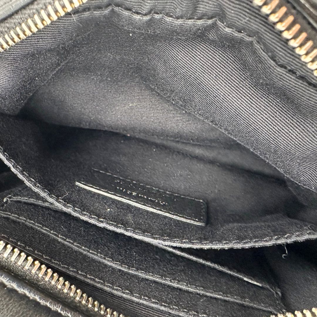 interno Marsupio Saint Laurent in pelle nera trapuntata con parti metalliche dorate; impreziosita da nappa decorativa amovibile e logo Cassandre sul front; indossabile anche a tracolla. Completo di dustbag, di lusso, originale, ottime condizioni, usato.