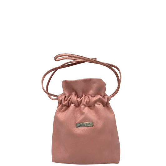 front Borsa Gucci in pelle rosa con logo metallico argentato sul front; munita di un manico intrecciato, da portare a mano, di lusso, originale, ottime condizioni, usata.